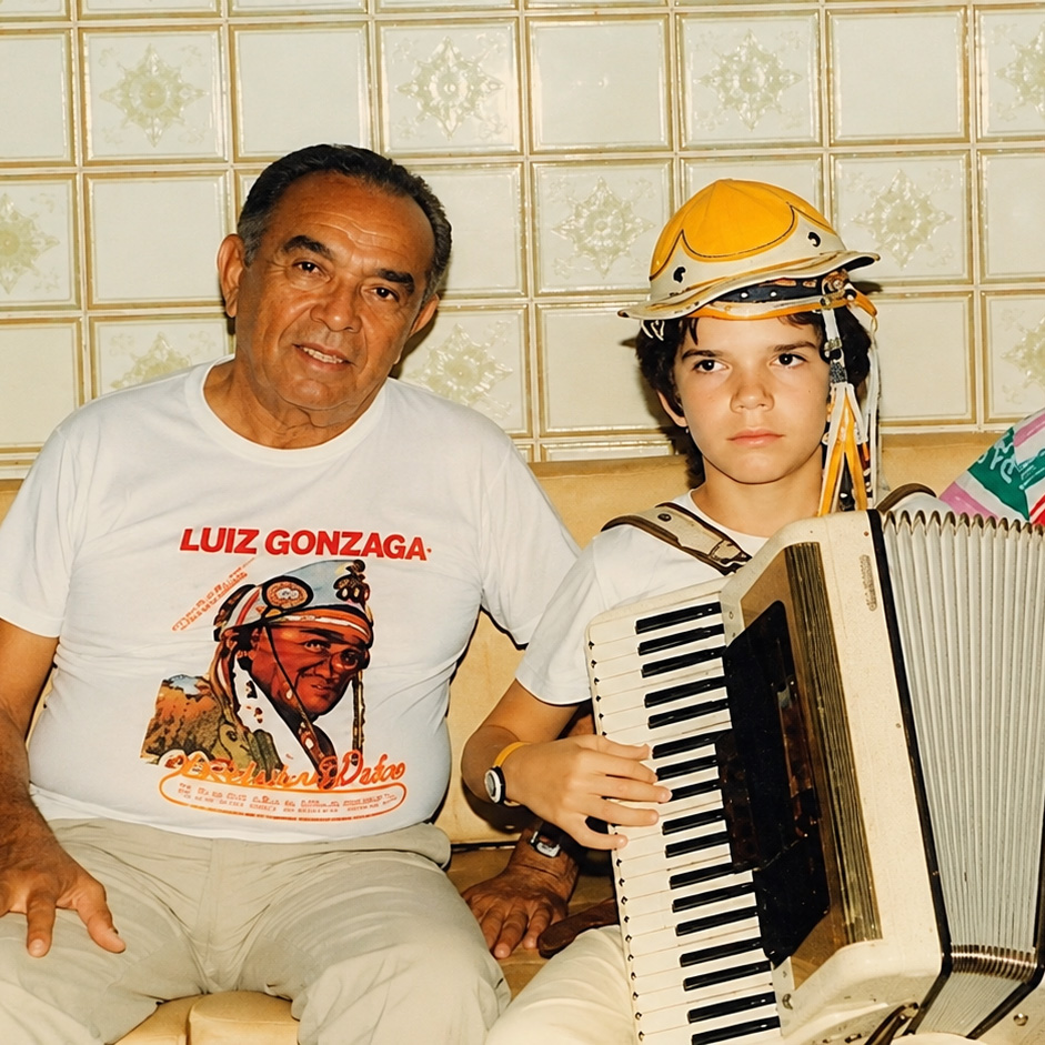 Luiz Gonzaga ao lado de Waldonys ainda criança