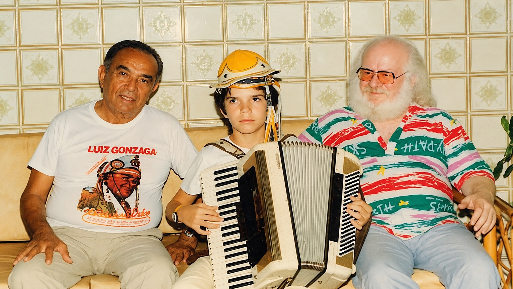 Waldonys criança ao lado de Luiz Gonzaga e outro músico.