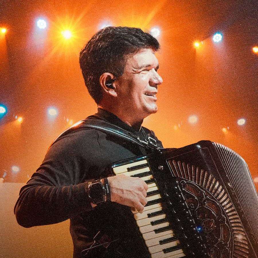 Waldonys tocando acordeão durante uma apresentação